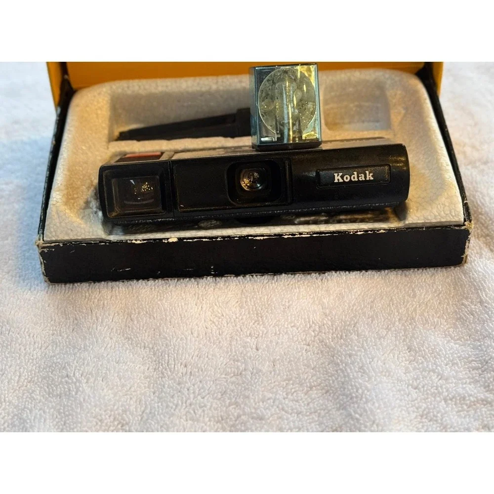 Kodak pocket‎ Instamatic 20 with box